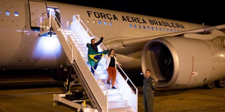 avião FAB chega com brasileiros que estavam em Israel