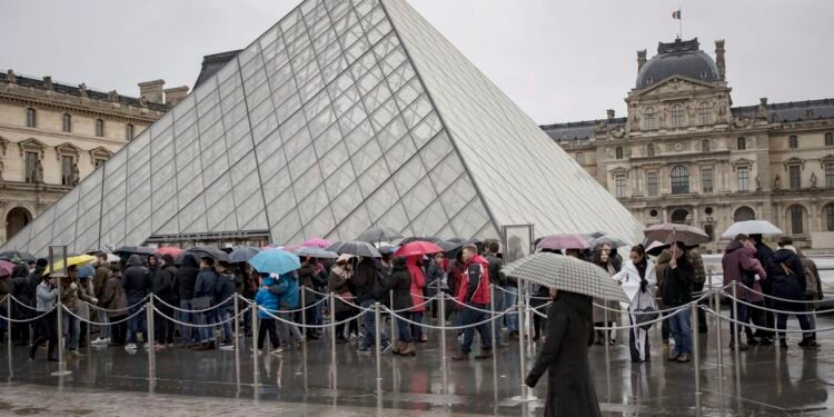 Ameaça de bomba fecha Museu do Louvre