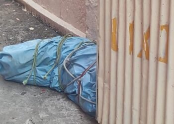 Corpo de homem é encontrado enrolado em lona, ao lado de lixeira em Manaus