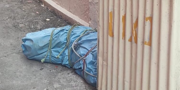 Corpo de homem é encontrado enrolado em lona, ao lado de lixeira em Manaus