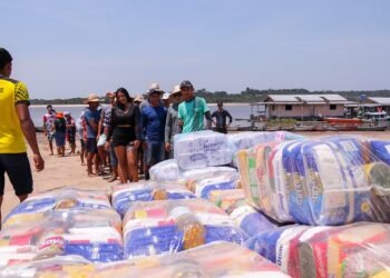 Mais de 184 famílias ribeirinhas recebem ajuda humanitária em Manaus