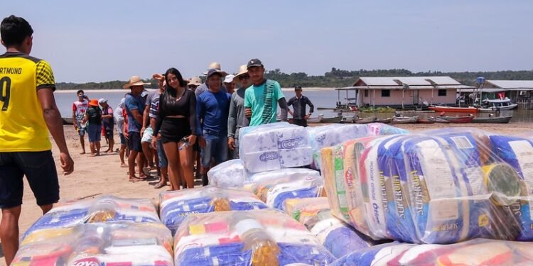 Mais de 184 famílias ribeirinhas recebem ajuda humanitária em Manaus