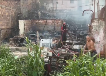 incêndio destrói casas