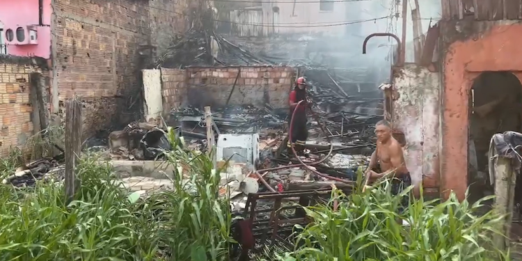 incêndio destrói casas