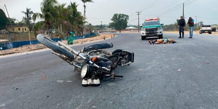 motoqueiro morre em colisão com ambulancia