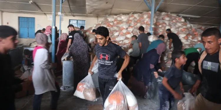 palestinos invadem armazéns da ONU