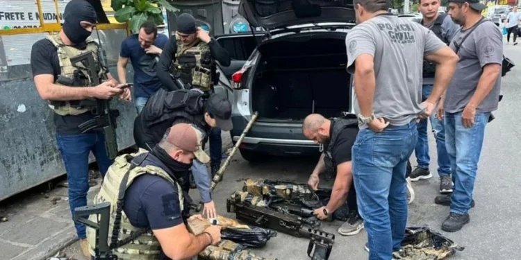 Foto policiais apreendendo armas metralhadoras