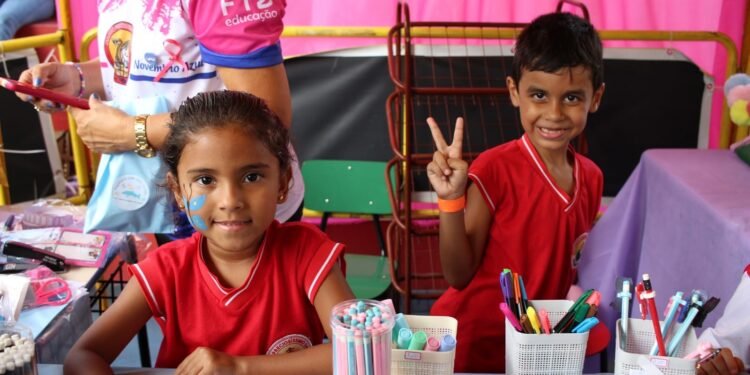 Evento escolar arrecada alimentos não perecíveis para o Grupo Raio de Sol