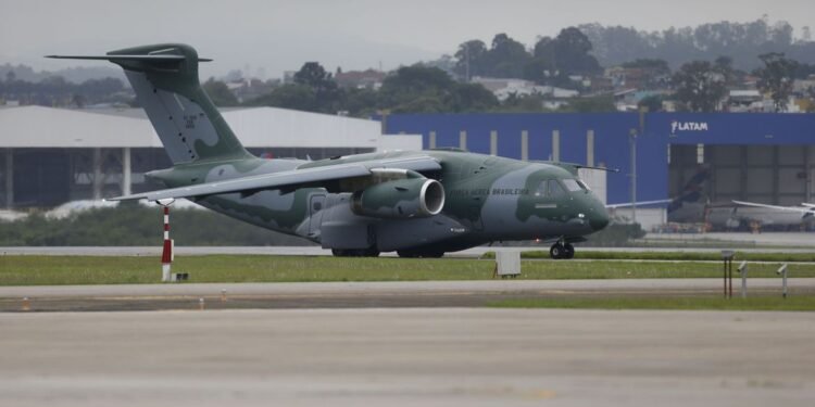 Mais 215 brasileiros partem de Israel em aeronave da FAB