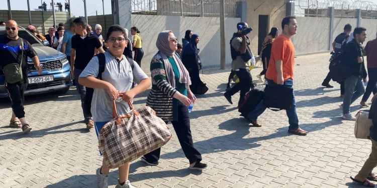 Mais 599 estrangeiros são autorizados a deixar Faixa de Gaza