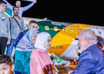 Lula recebendo repatriados em avião presidencial