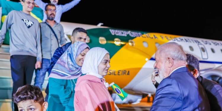 Lula recebendo repatriados em avião presidencial