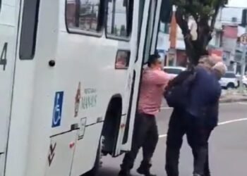 Briga entre motorista e passageiro