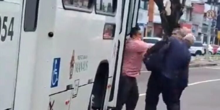 Briga entre motorista e passageiro