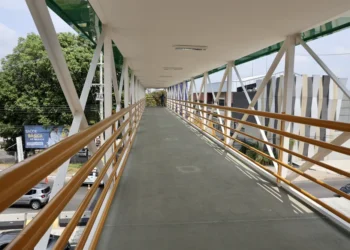 Prefeito entrega nova passarela na avenida Ephigênio Salles, em Manaus