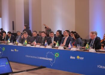 Foto governadores durante fórum