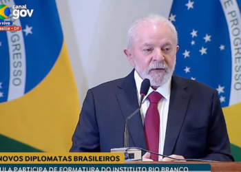‘Ele não tem que ser meu amigo’, dispara Lula sobre recém-eleito presidente da Argentina