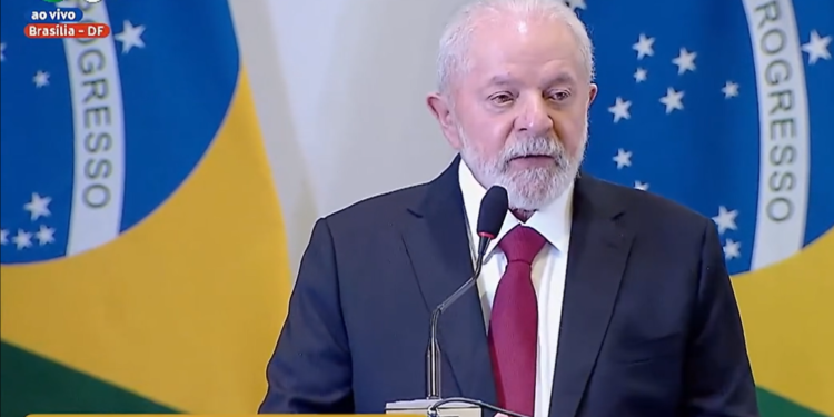 ‘Ele não tem que ser meu amigo’, dispara Lula sobre recém-eleito presidente da Argentina