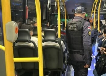 Foto policial em ônibus