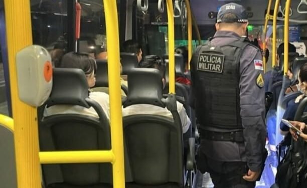 Foto policial em ônibus
