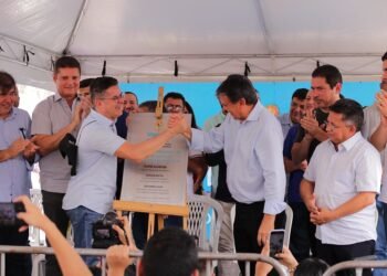 Prefeito de Manaus reinaugura Cras com ministro Wellington Dias