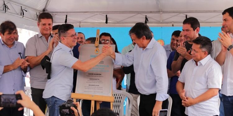 Prefeito de Manaus reinaugura Cras com ministro Wellington Dias