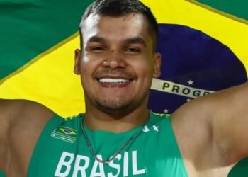 Foto amazonense Pedro Nunes com bandeira do Brasil nas costas