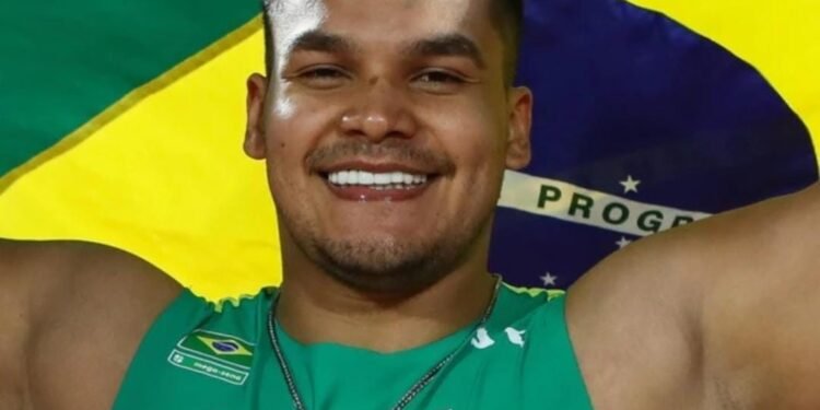 Foto amazonense Pedro Nunes com bandeira do Brasil nas costas