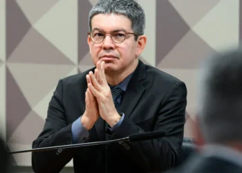 Ainda hoje, Braga deve divulgar nova versão do relatório da tributária, diz Randolfe Rodrigues