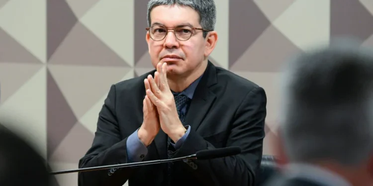 Ainda hoje, Braga deve divulgar nova versão do relatório da tributária, diz Randolfe Rodrigues