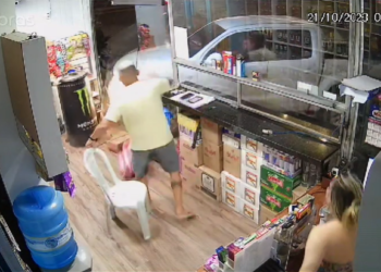 Motorista embriagado invade loja de conveniência em Manaus