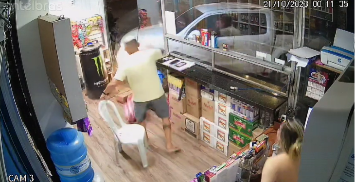 Motorista embriagado invade loja de conveniência em Manaus