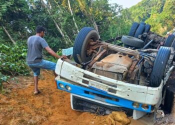 Acidente de trânsito: Bombeiros atendem 13 vítimas de tombamento de caminhão na AM-070