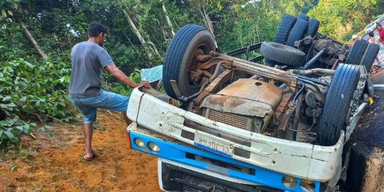 Acidente de trânsito: Bombeiros atendem 13 vítimas de tombamento de caminhão na AM-070