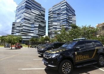 Foto carro Polícia Federal em frente a prédio