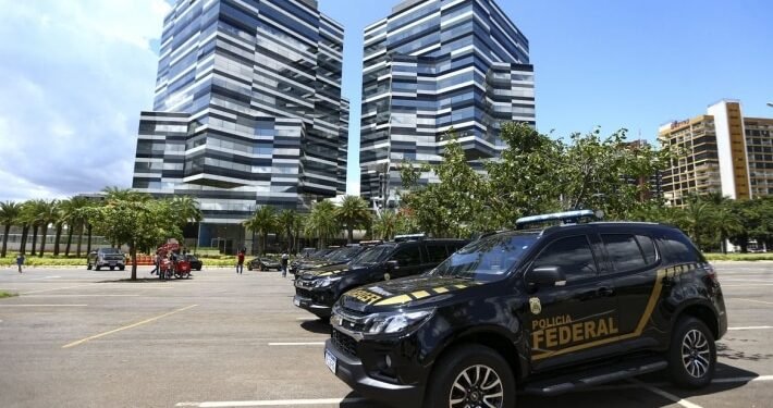 Foto carro Polícia Federal em frente a prédio