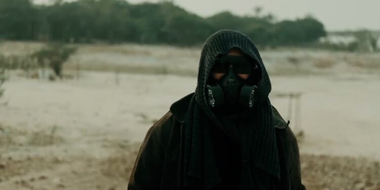 Foto homem com máscara em uma Manaus apocalíptica