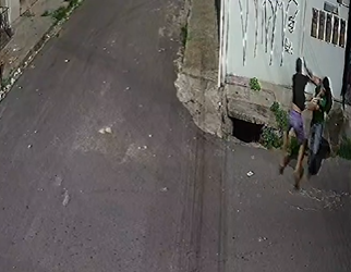 Imagem assaltante e jovem em luta corporal