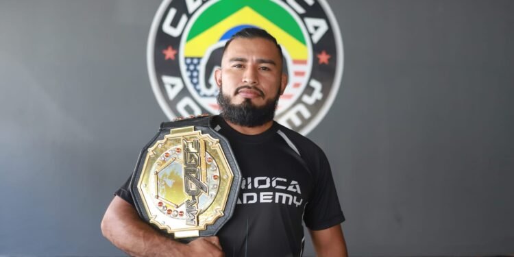 Foto lutador segurando cinturão