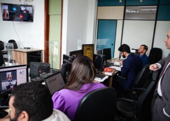 Foto técnicos do TJAM conferindo depoimentos de Cláudia e Ygor