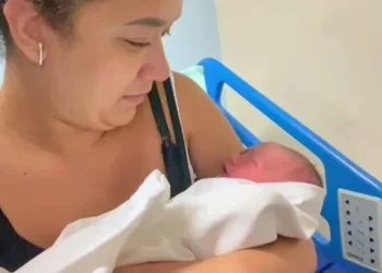 Foto mãe segurando o bebê Ravi