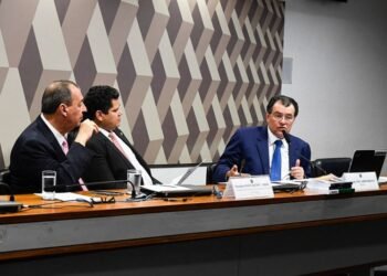 Foto senadores na comissão do Senado