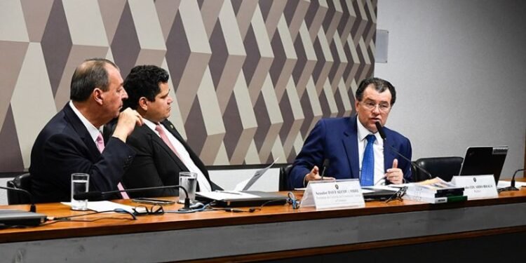 Foto senadores na comissão do Senado