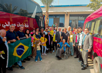 Foto com brasileiros aguardando para deixar Gaza