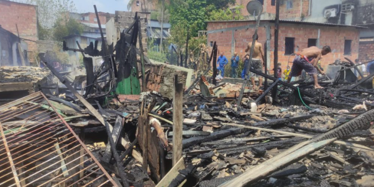 casas-incendio-manaus