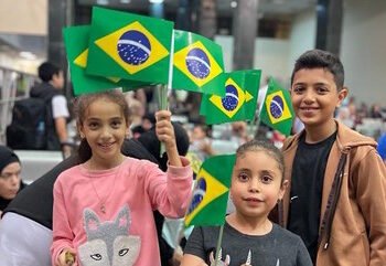 foto crianças segurando bandeiras do Brasil