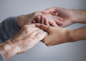 Foto mãos idosa e uma pessoa adulta