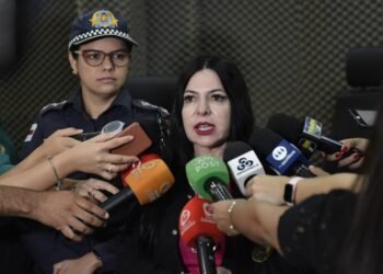 foto delegada Débora Mafra entrevista