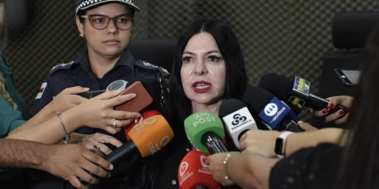 foto delegada Débora Mafra entrevista