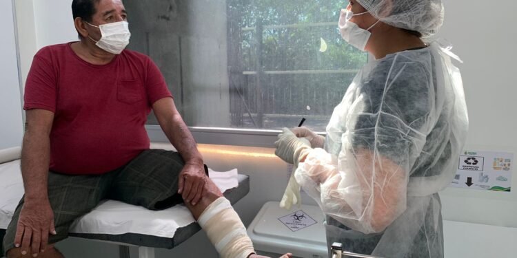 Foto homem em maca com pé de diabetes